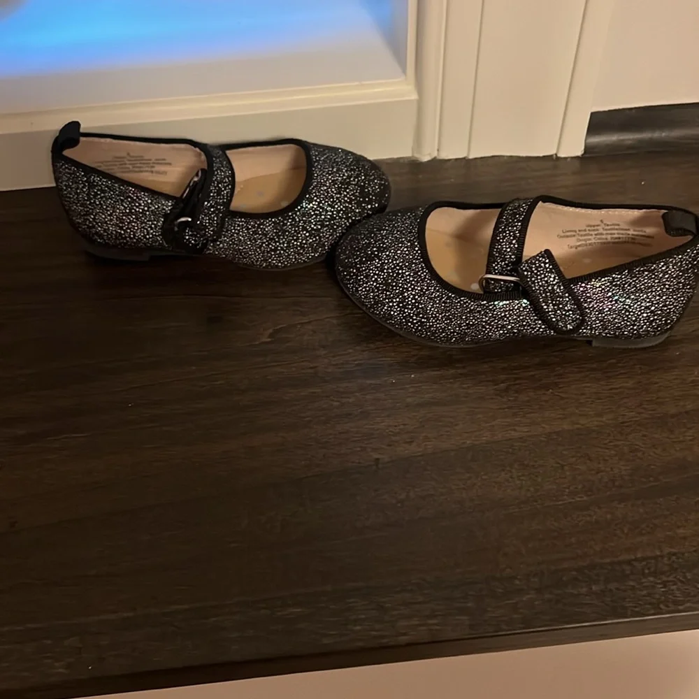 Like new worn twice sz6 Cat &Jack Mary Jane with sparkles